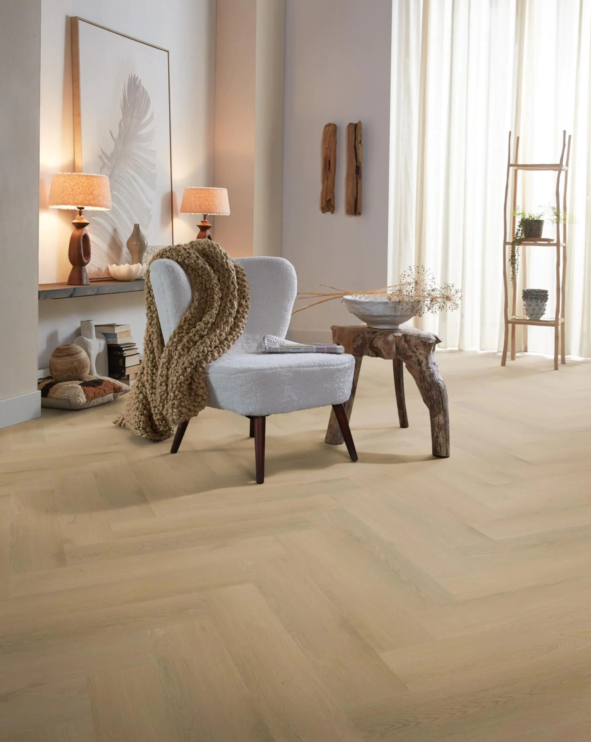 Ambiant Spigato Navaro Visgraat 9611.7513.19 Light Oak visgraat plak pvc in woonkamer sfeerfoto