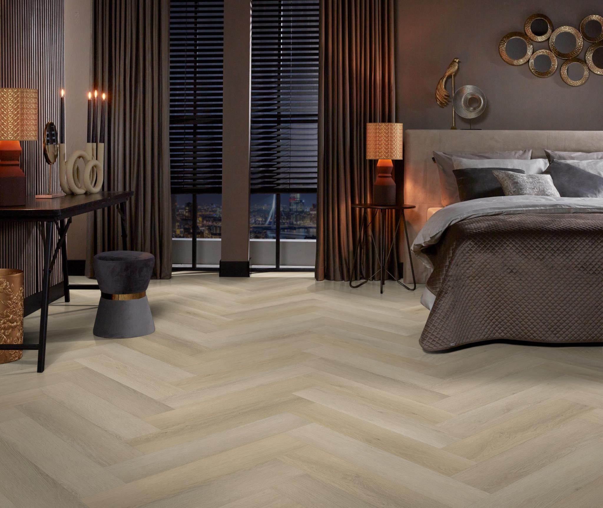 Ambiant Spigato Marento Walvisgraat 7920.3010.19 Close-up van houtdessin Light Oak walvisgraat plak pvc met natuurlijke tekening