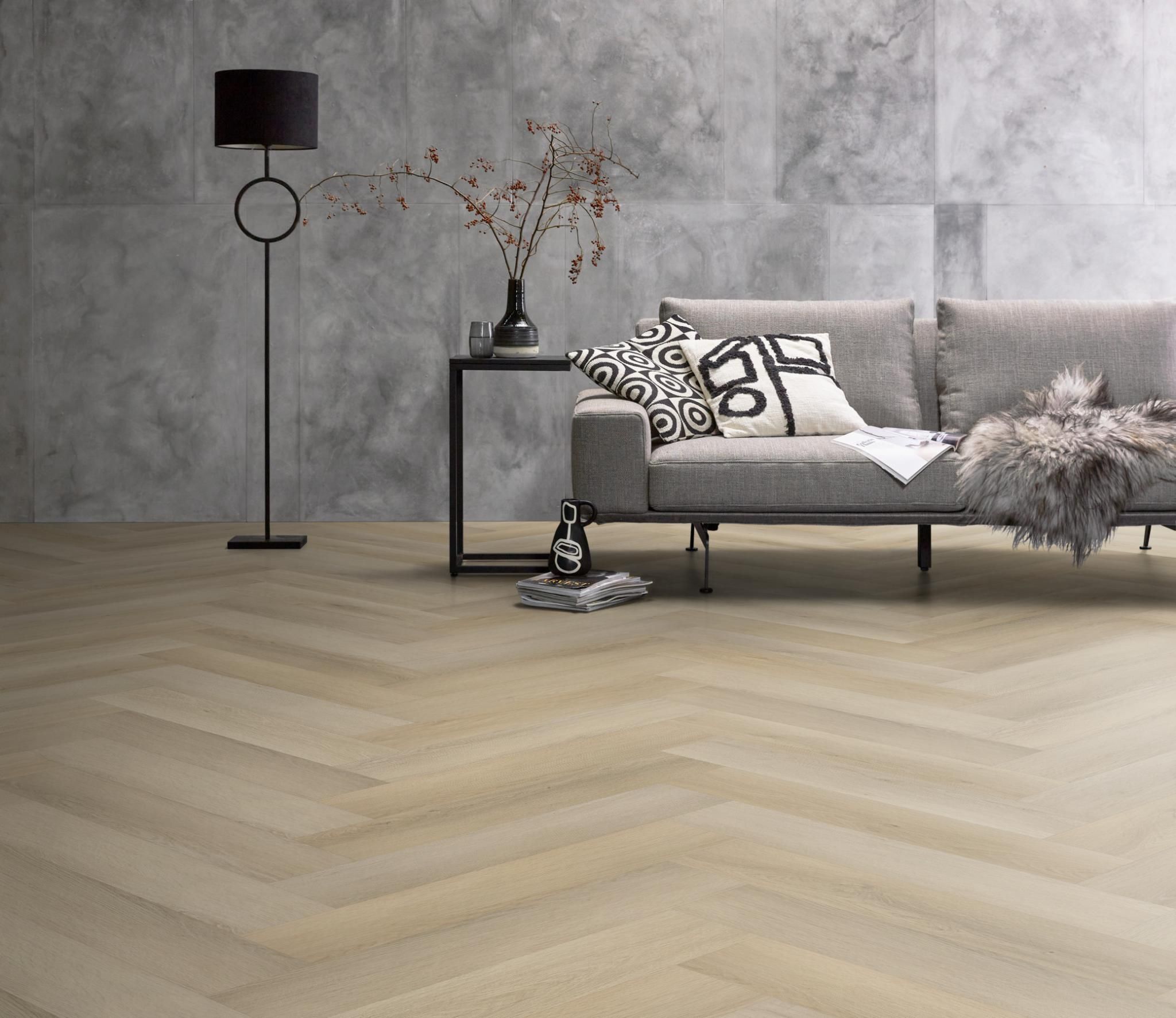 Ambiant Spigato Marento Walvisgraat Click 7921.4010.19 Light Oak walvisgraat click pvc in woonkamer sfeerfoto