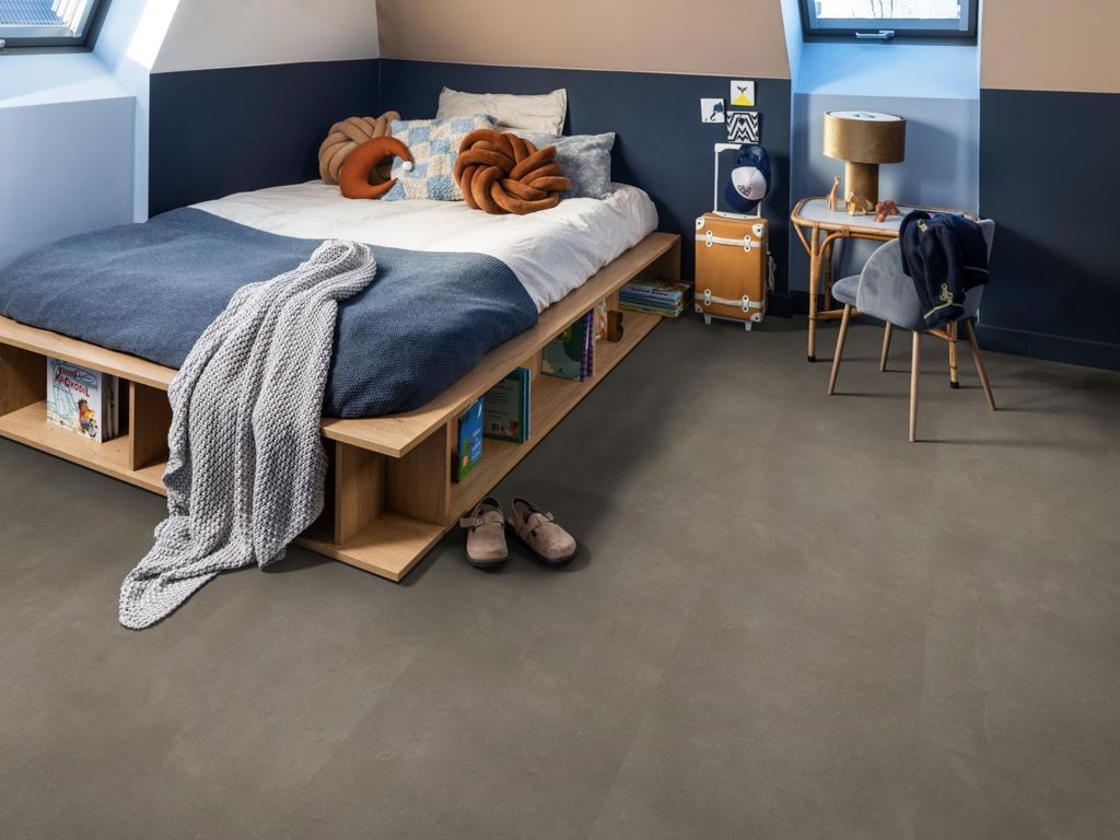 Ambiant Piazzo Light Taupe 6091731519 plak pvc tegel in woonkamer als sfeerfoto
