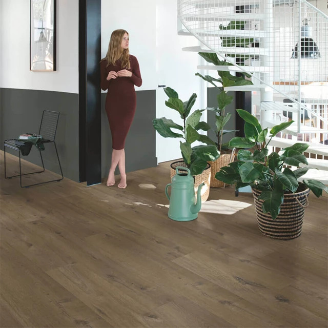 QuickStep Fuse SGMPC20330 Linnen Eik Donkerbruin PVC plank plak pvc in woonkamer sfeerfoto