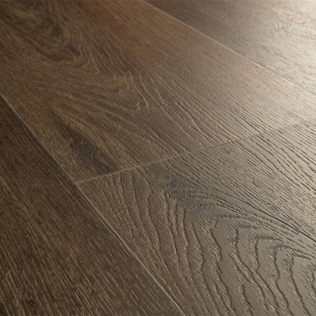 Close-up van het houtdessin van Linnen Eik Donkerbruin, plak pvc QuickStep
