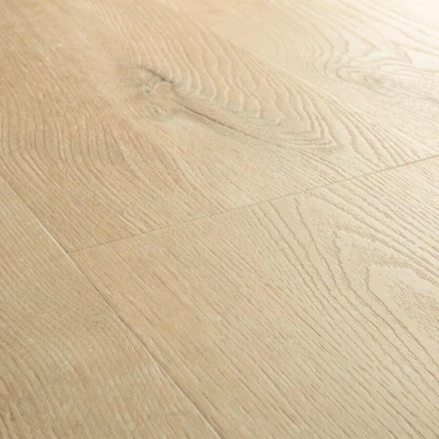 Close-up van het houtdessin van Linnen Eik Greige, plak pvc QuickStep