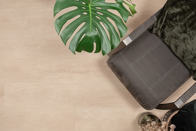 Floer Natuur PVC FLR-3037 Lisse Lichtbruin PVC plank plak pvc in woonkamer sfeerfoto