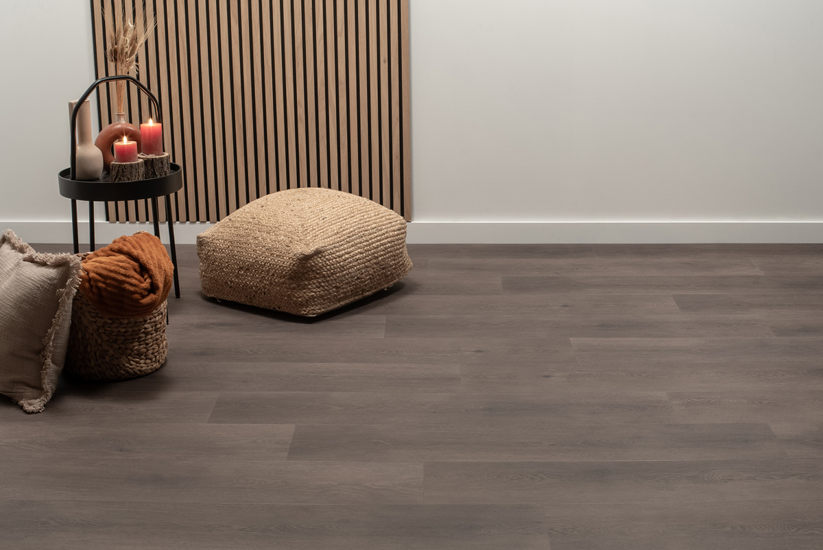 Floer Natuur Click PVC Madeira Mokka FLR-3730 click PVC plank close-up van houttekening en subtiele structuur