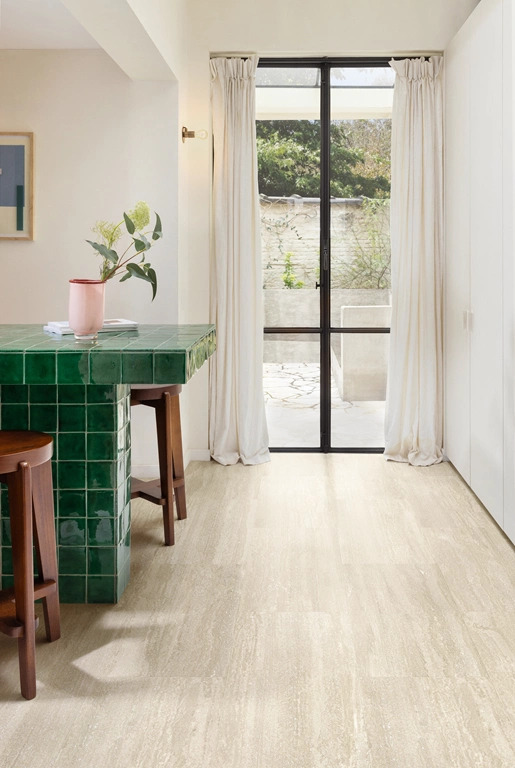 Moduleo LayRed Stone Medium Tile 46251 Montecelio PVC tegel (steenlook) click pvc in woonkamer sfeerfoto