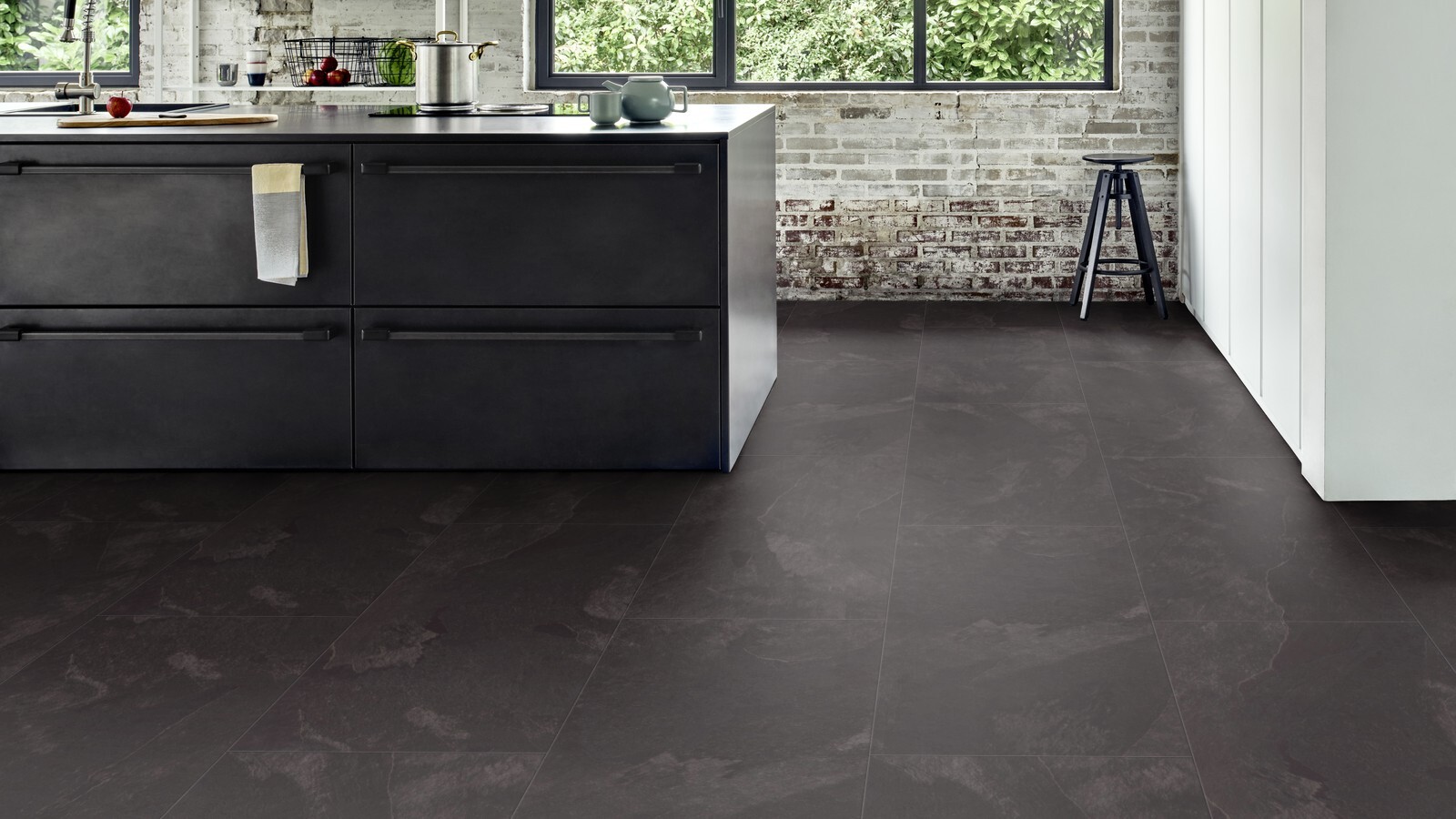 Moduleo Roots Mustang Slate 70998 variant PVC tegel plak pvc in woonkamer sfeerfoto
