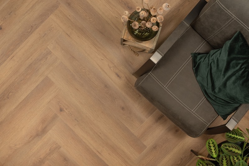 Floer Walvisgraat PVC Narwal Nootbruin FLR-3523 plak PVC visgraat sfeerbeeld in een eigentijds interieur