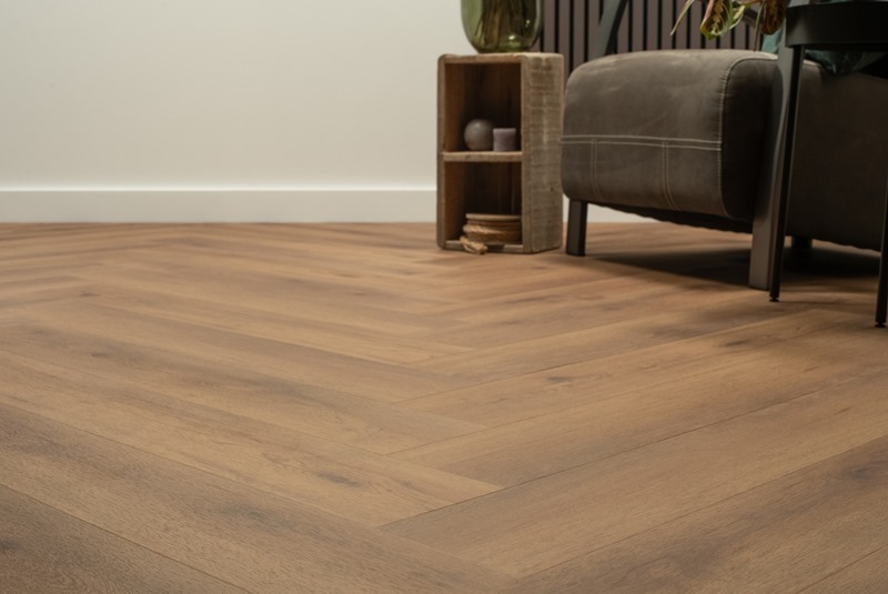 Floer Walvisgraat PVC FLR-3523 Detail van de structuur Narwal Nootbruin visgraat plak pvc met subtiele nerf warmteweerstand