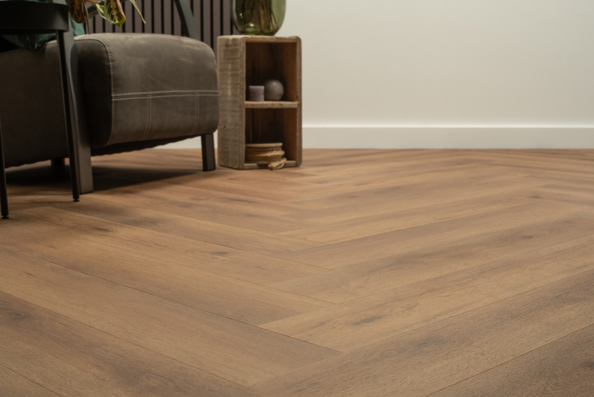 Floer Walvisgraat click PVC FLR-3912 Close-up van houtdessin Narwal Nootbruin visgraat click pvc met natuurlijke tekening