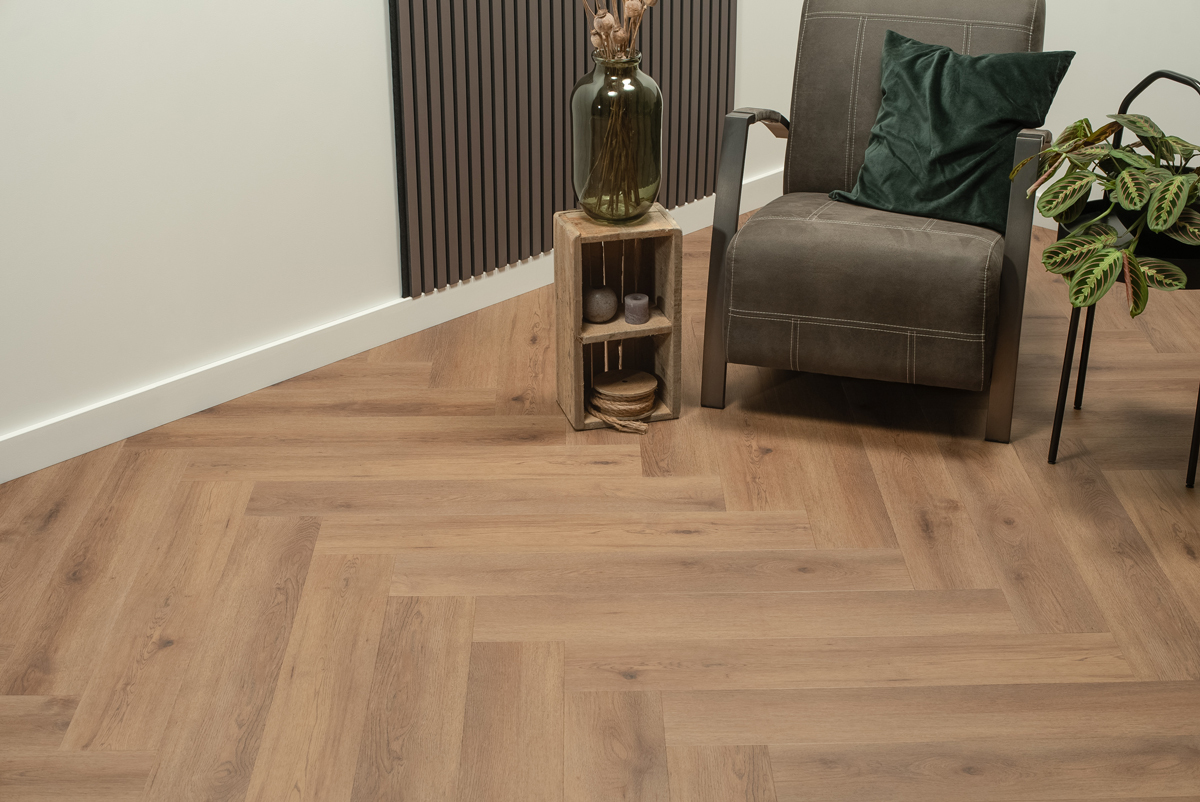 Floer Walvisgraat PVC Narwal Nootbruin FLR-3523 plak PVC visgraat sfeerfoto in een modern interieur