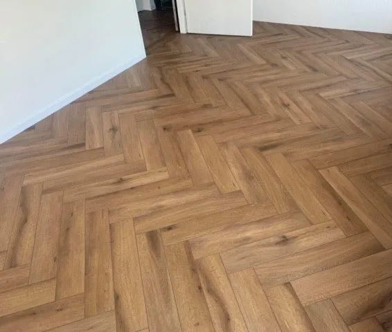 Gelasta Callisto Visgraat Click 5200 Natural Oak Dark visgraat click pvc in woonkamer sfeerfoto
