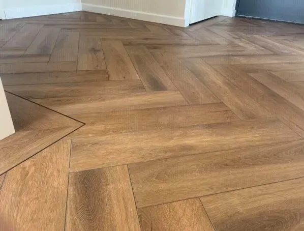 Gelasta Callisto Visgraat 4200 Detail van de structuur Natural Oak Dark visgraat plak pvc met subtiele nerf warmteweerstand