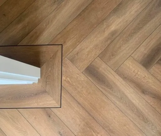 Gelasta Callisto Visgraat 4200 Kleur en structuur Natural Oak Dark visgraat plak pvc met rustige kleurtoon