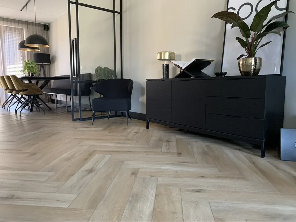 Gelasta Callisto Visgraat 4201 Natural Oak Light visgraat plak pvc in woonkamer sfeerfoto