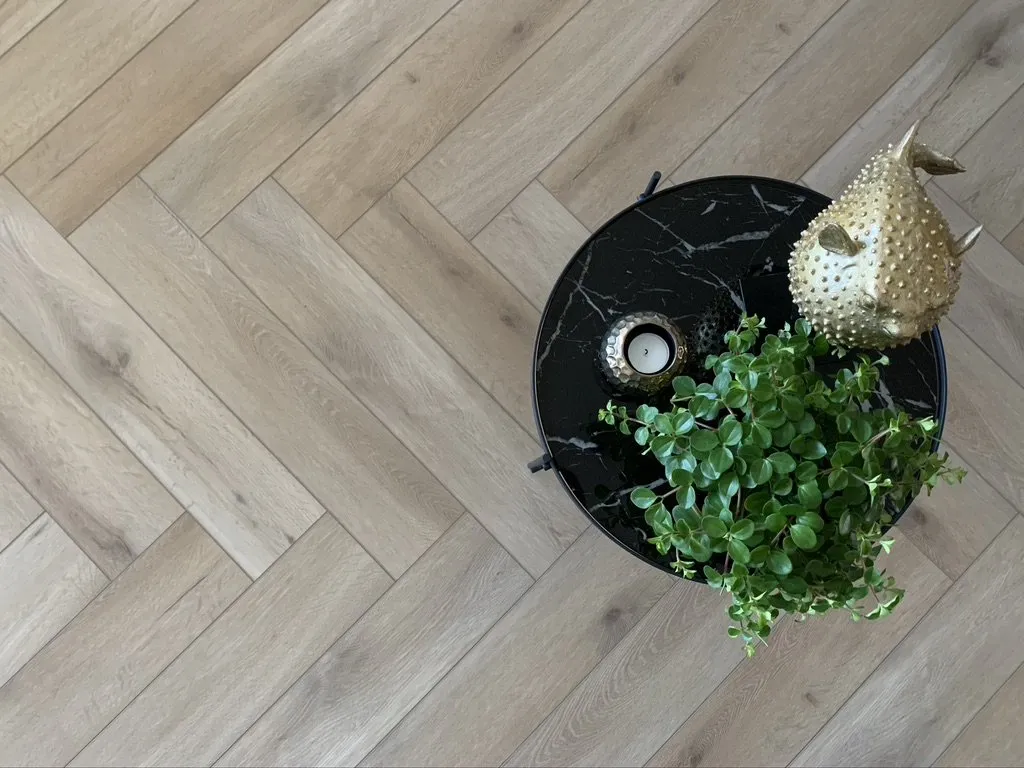 Gelasta Callisto Visgraat 4201 Close-up van houtdessin Natural Oak Light visgraat plak pvc met verfijnde afwerking