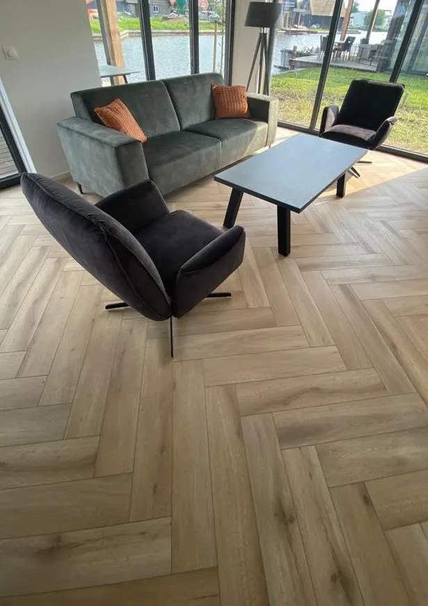 Gelasta Callisto Visgraat 4201 Kleur en structuur Natural Oak Light visgraat plak pvc met rustige kleurtoon