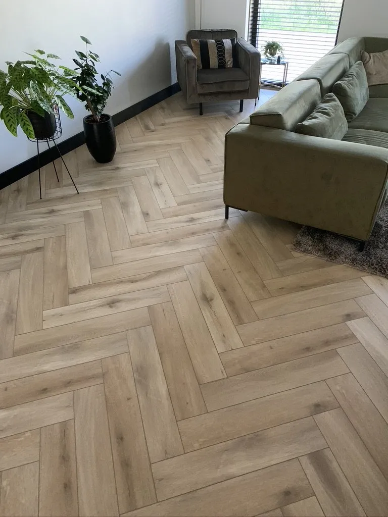 Gelasta Callisto Visgraat 4201 Close-up van houtdessin Natural Oak Light visgraat plak pvc met natuurlijke tekening