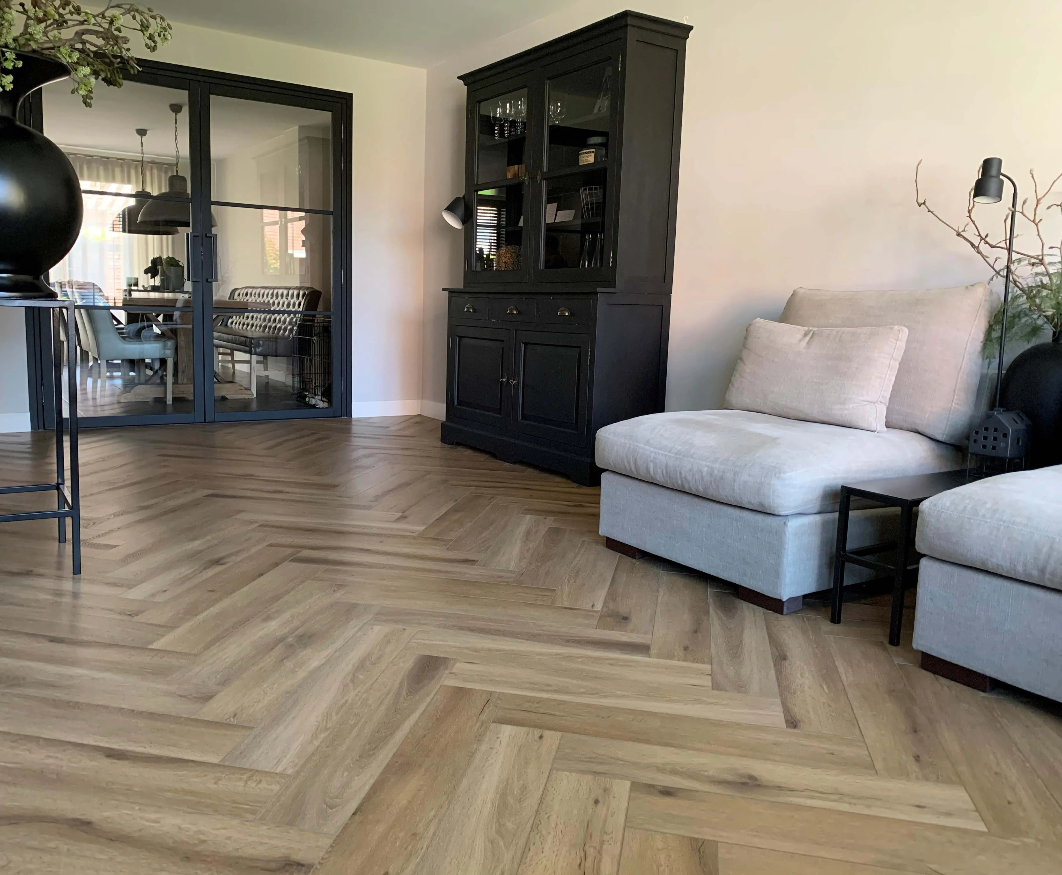 Gelasta Callisto Visgraat Click 5202 Natural Oak visgraat click pvc in woonkamer sfeerfoto