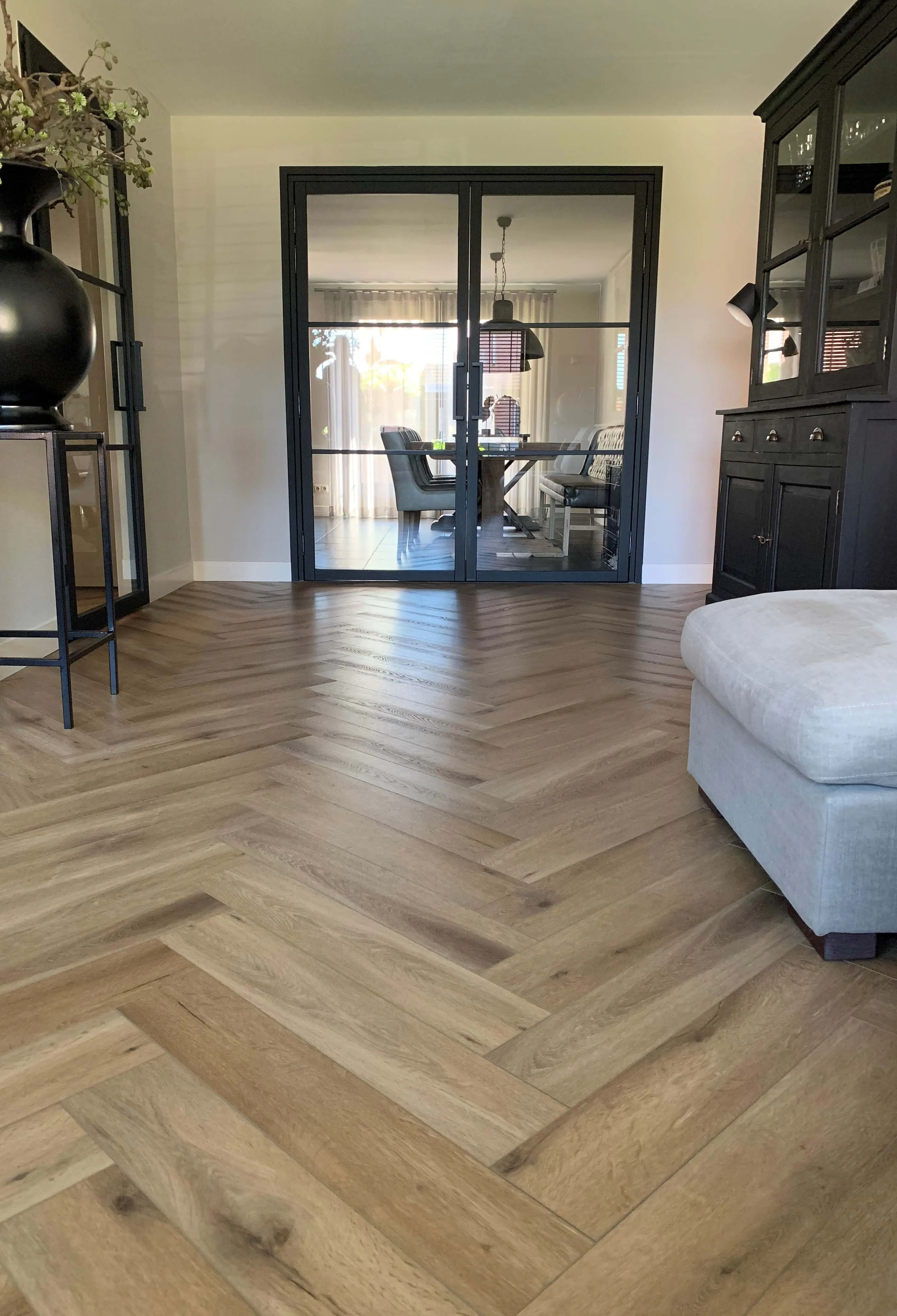 Gelasta Callisto Visgraat 4202 Natural Oak visgraat plak pvc in woonkamer sfeerfoto