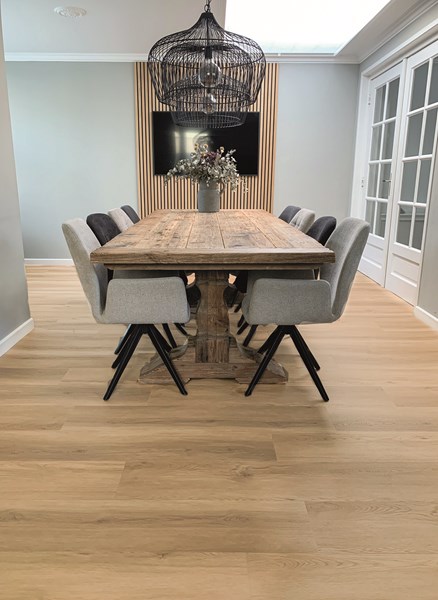 Gelasta Artline Register 2302 Natural PVC plank plak pvc in woonkamer sfeerfoto