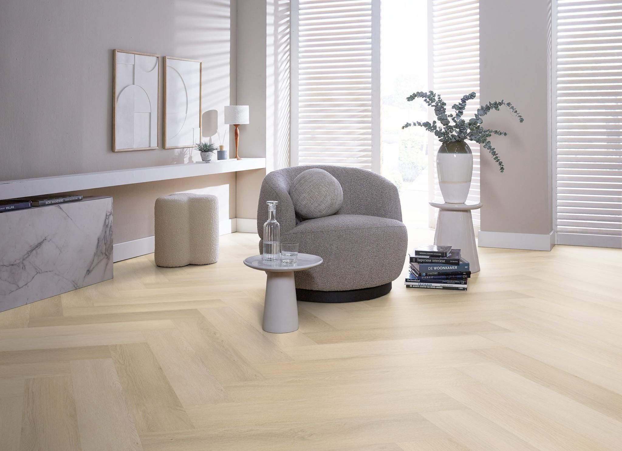 Ambiant Spigato Marento Walvisgraat Click 7921.4012.19 Natural walvisgraat click pvc in woonkamer sfeerfoto