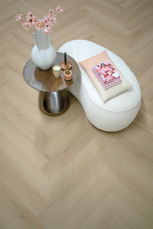 Gelasta Sierra Visgraat 2103 Natural visgraat plak pvc in woonkamer sfeerfoto