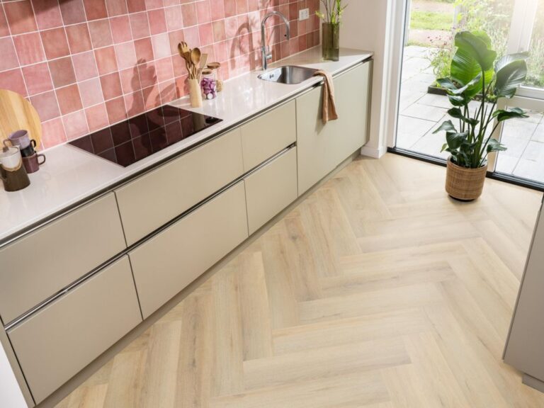 Ambiant Spigato XL Valento Visgraat 6080.1010.19 Kleur en structuur Natural visgraat plak pvc met rustige kleurtoon