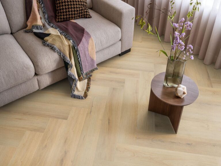 Sfeerbeeld in woonkamer met Ambiant Spigato XL Valento Visgraat Natural Click