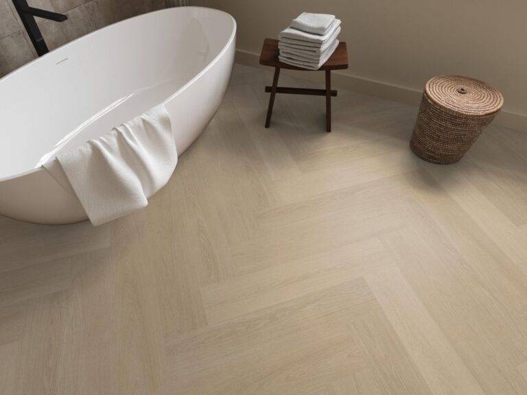 Ambiant Spigato XL Soleno Visgraat 7050.1002.19 Legpatroon en afwerking Natural visgraat plak pvc met realistische structuur