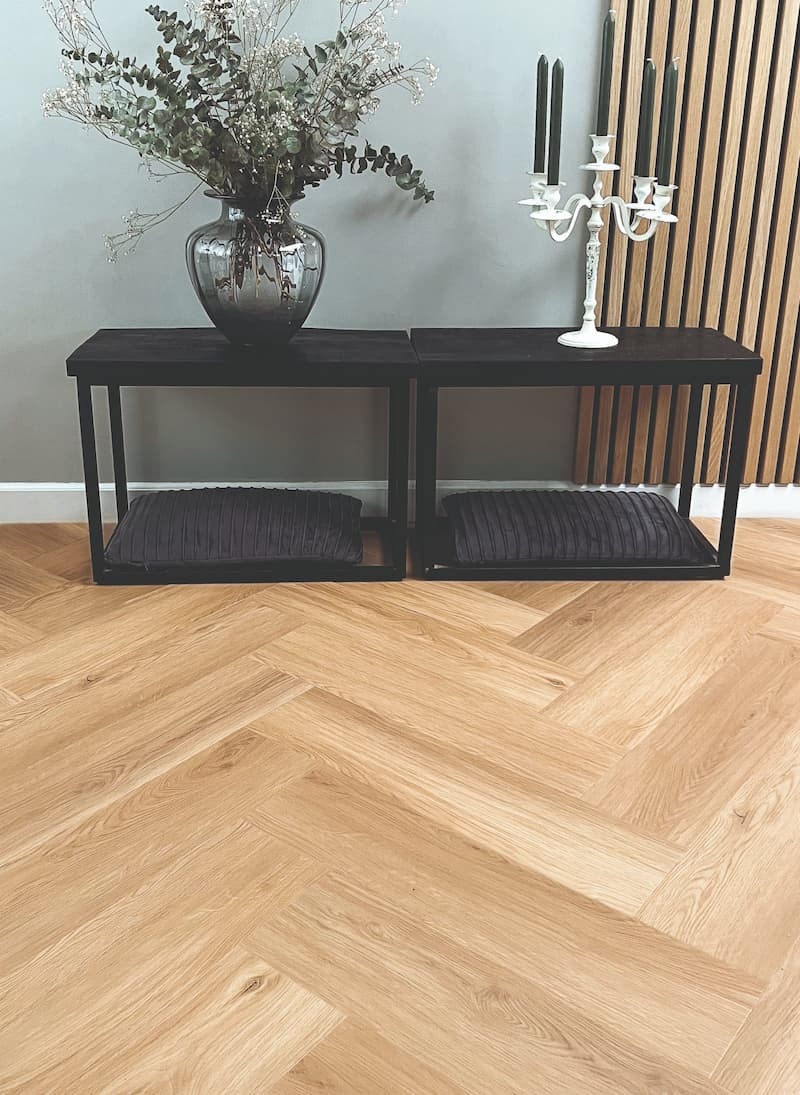 Gelasta Artline Register Visgraat 2402 Natural visgraat plak pvc in woonkamer sfeerfoto