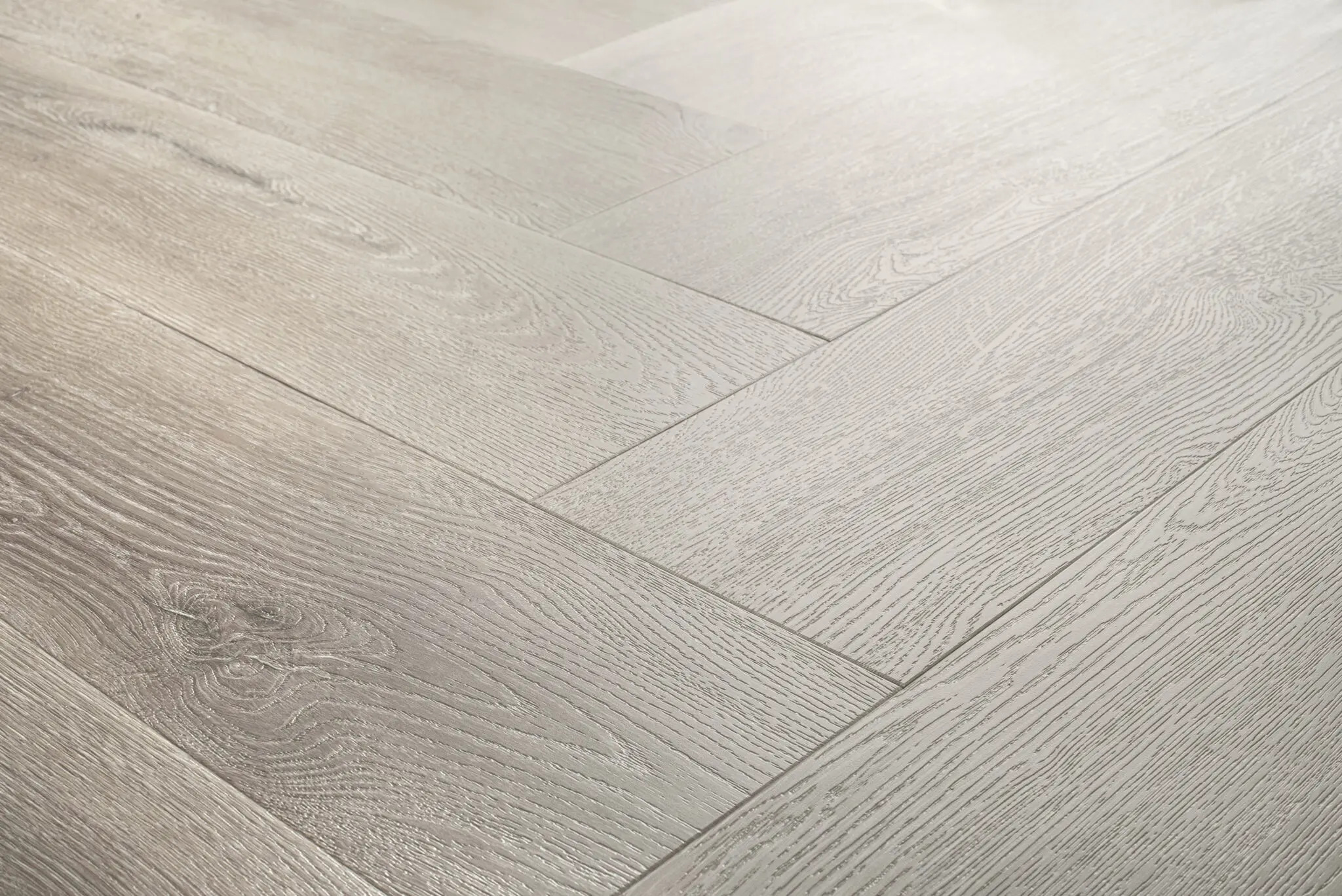 Hebeta Progress Visgraat Click 57816 Close-up van houtdessin Naturel Eiken Gerookt visgraat click pvc met verfijnde afwerking