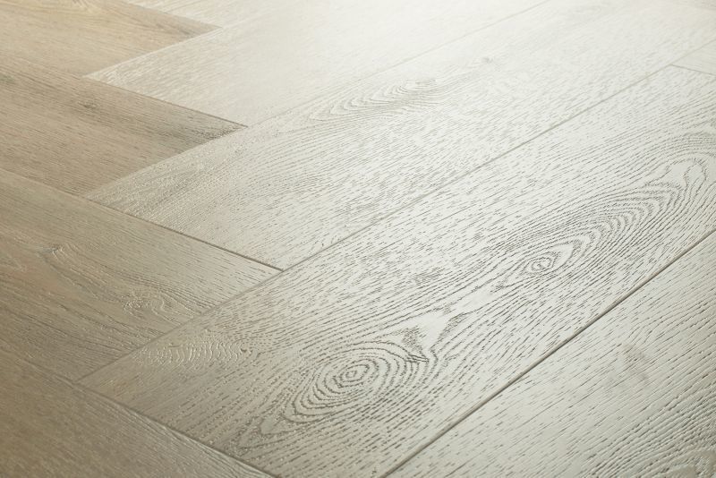 Hebeta Charente Visgraat Click 57745 Close-up van houtdessin Naturel Eiken Grijs visgraat click pvc met natuurlijke tekening