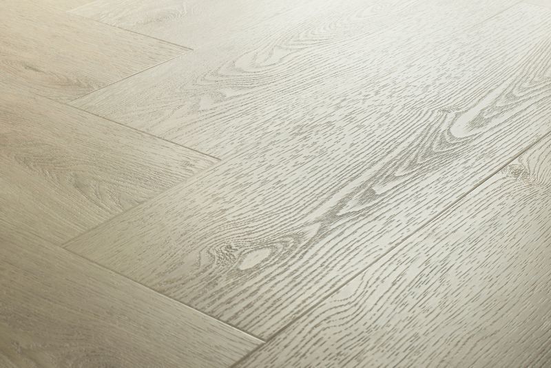 Hebeta Charente Visgraat 7746 Close-up van houtdessin Naturel Licht Eiken visgraat plak pvc met natuurlijke tekening