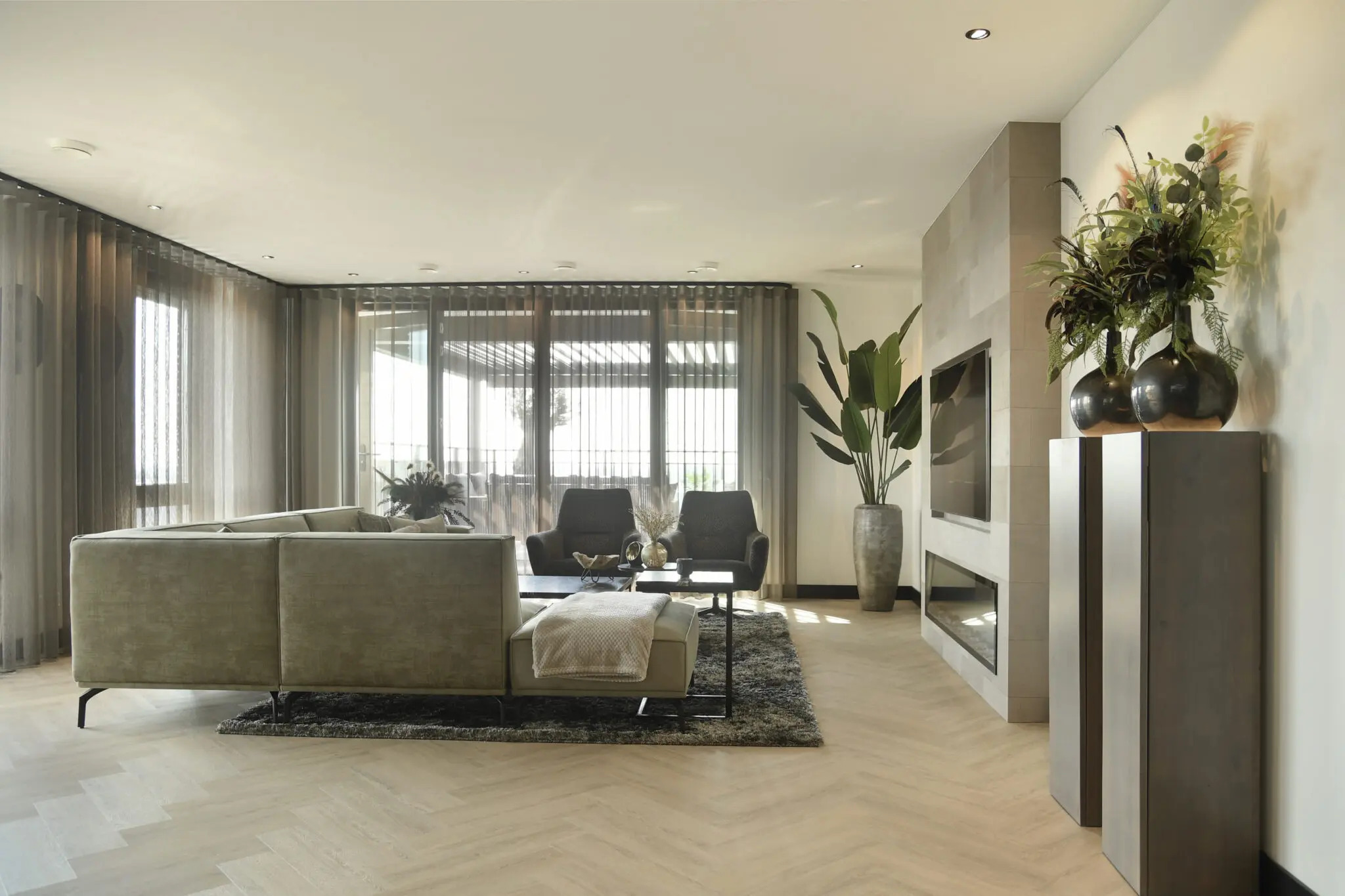 sfeerfoto Naturel Licht Eiken visgraat click pvc in woonkamer SKU 57746