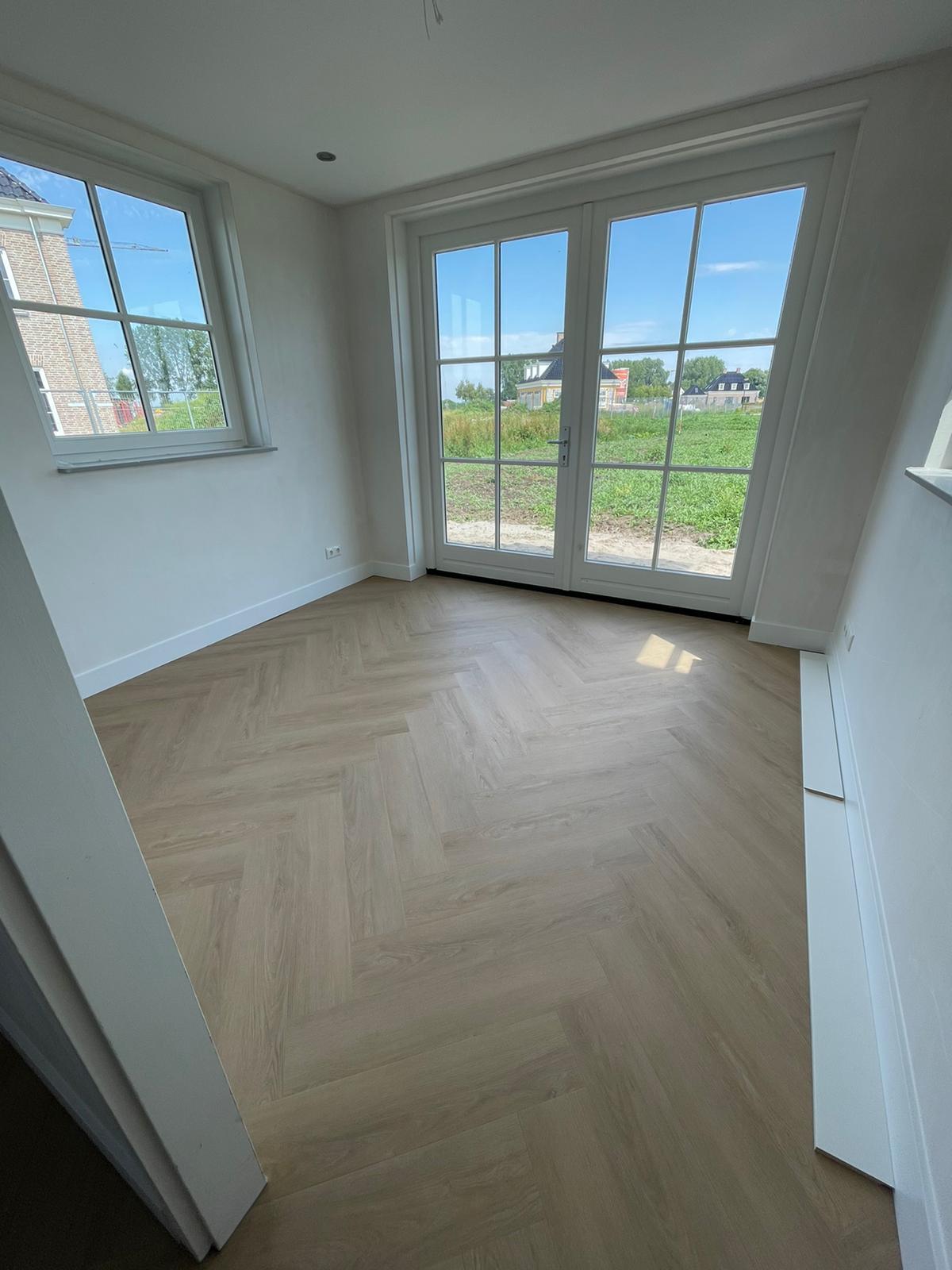 Hebeta Charente Visgraat 77846 Naturel Licht Eiken visgraat plak pvc in woonkamer sfeerfoto