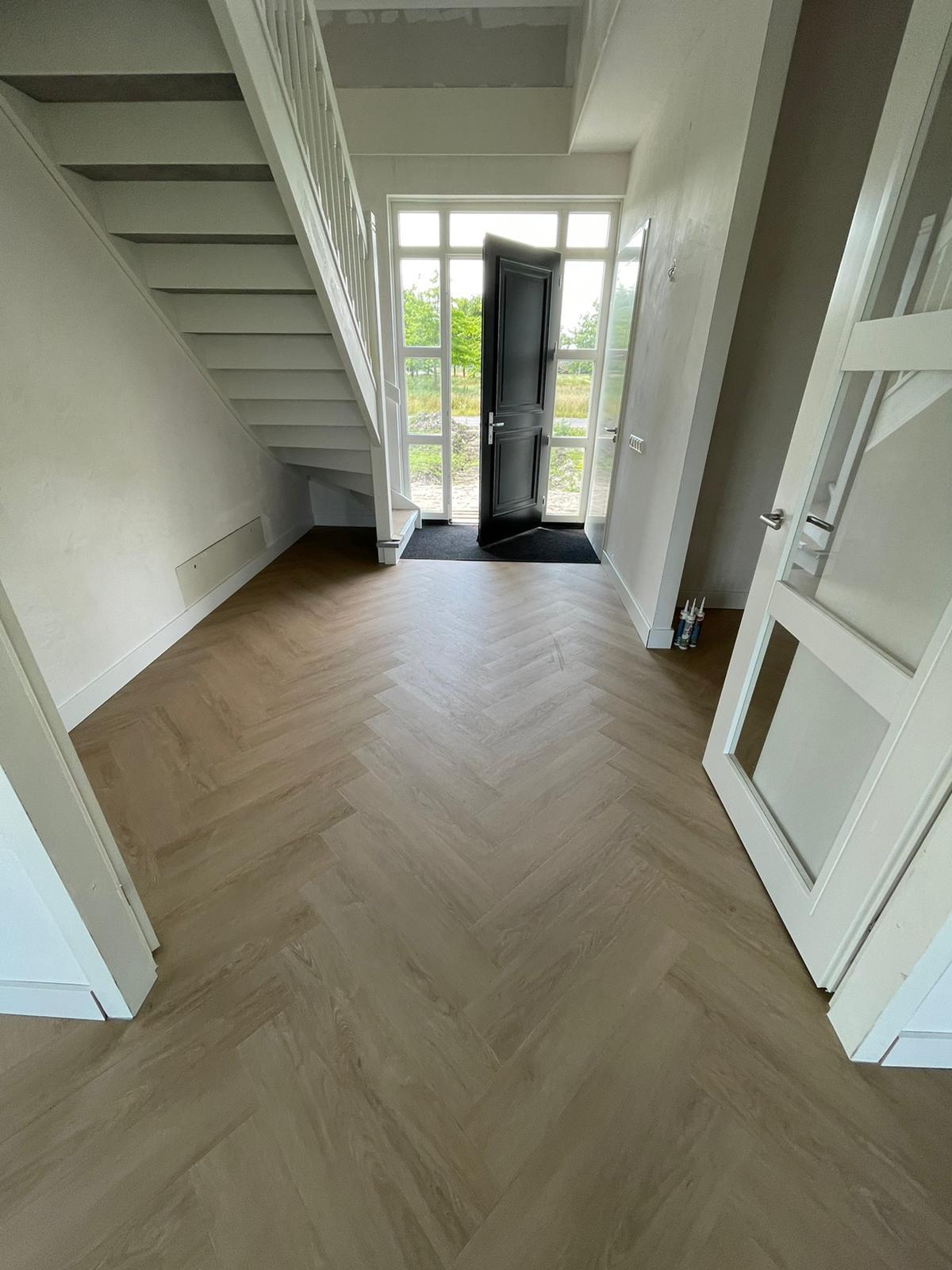 Hebeta Charente Visgraat 77846 houtdessin Naturel Licht Eiken visgraat plak pvc met verfijnde afwerking