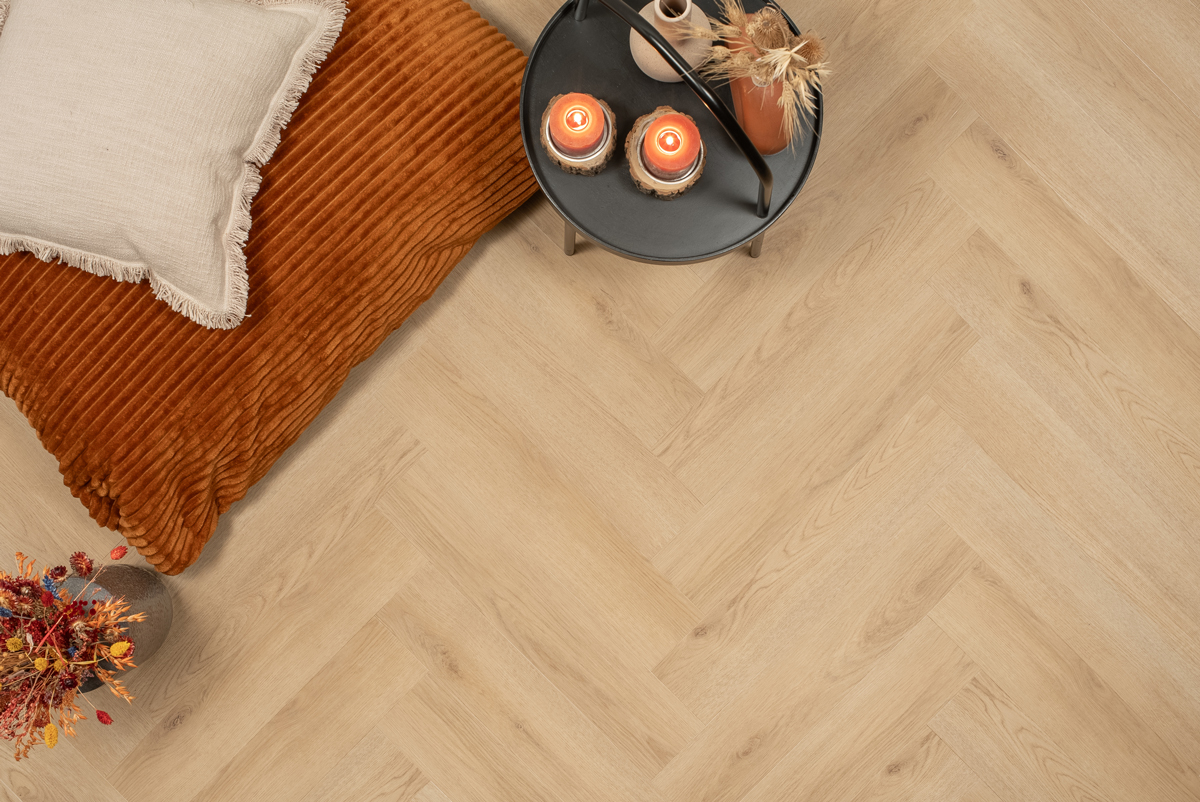 Floer Visgraat Click PVC FLR-3933 Natuur Eik visgraat click pvc in woonkamer sfeerfoto