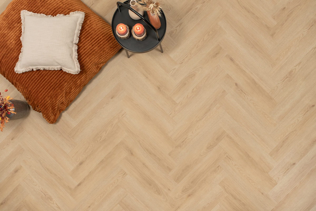 Floer Visgraat Click PVC FLR-3933 Close-up van houtdessin Natuur Eik visgraat click pvc met natuurlijke tekening