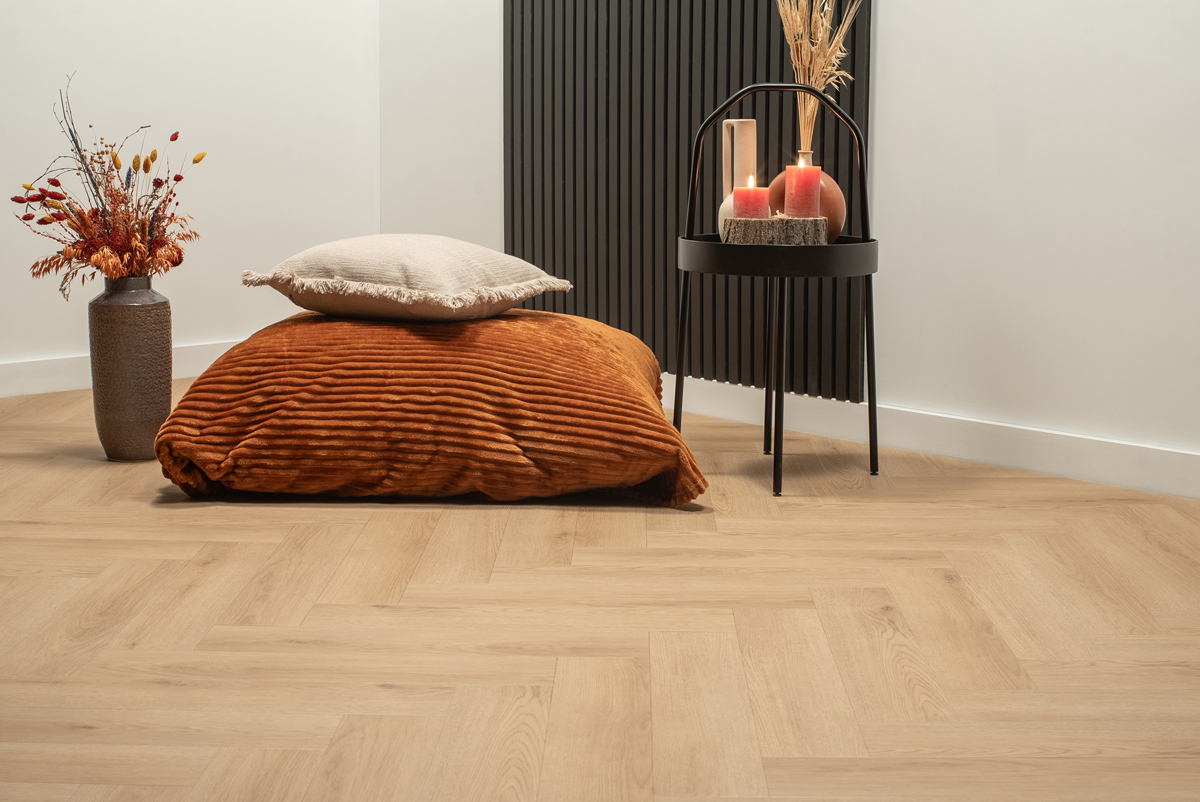 Floer Visgraat Click PVC FLR-3933 Close-up van houtdessin Natuur Eik visgraat click pvc met verfijnde afwerking