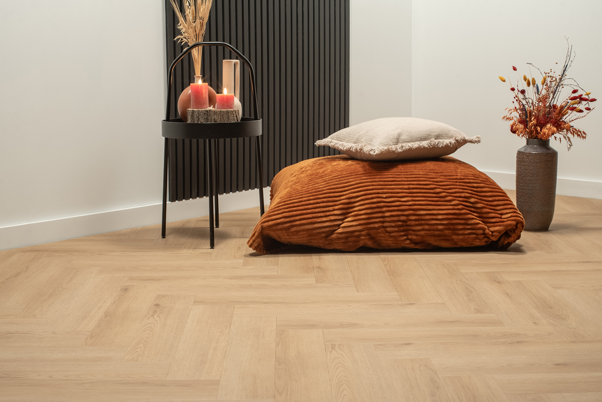 Floer Visgraat PVC FLR-3513 Natuur Eiken visgraat plak pvc in woonkamer sfeerfoto