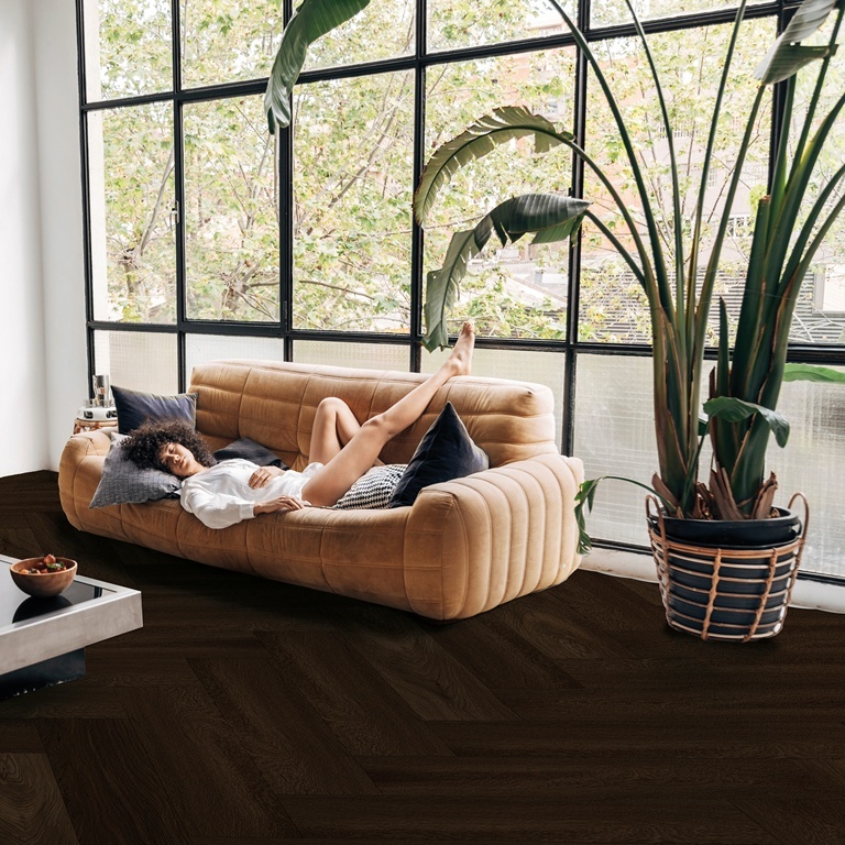 Bodiax Aringa Noir Prestige visgraat plak PVC als vloer in een interieur