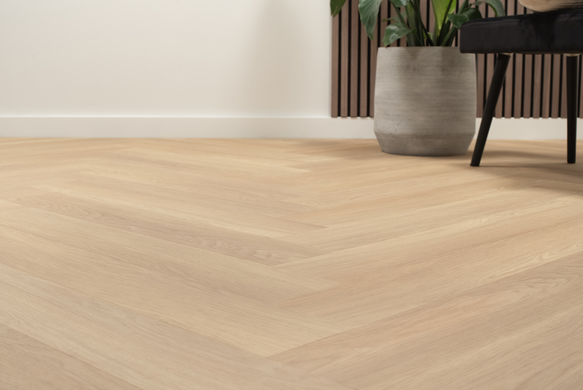 Floer Walvisgraat click PVC FLR-3911 Close-up van houtdessin Noordkarper Natuur visgraat click pvc met natuurlijke tekening