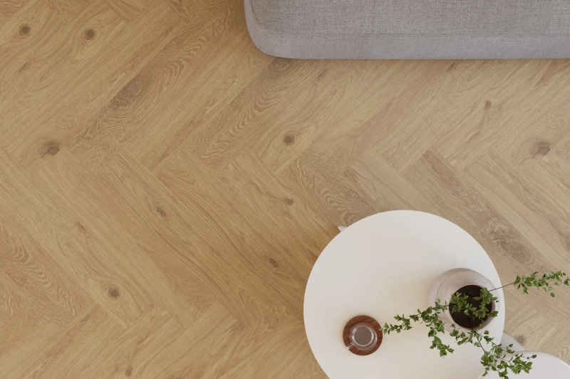 Castell Ultimate 890 Oak Amber 294 plak PVC visgraat detail van groeven en rustige kleurschakeringen