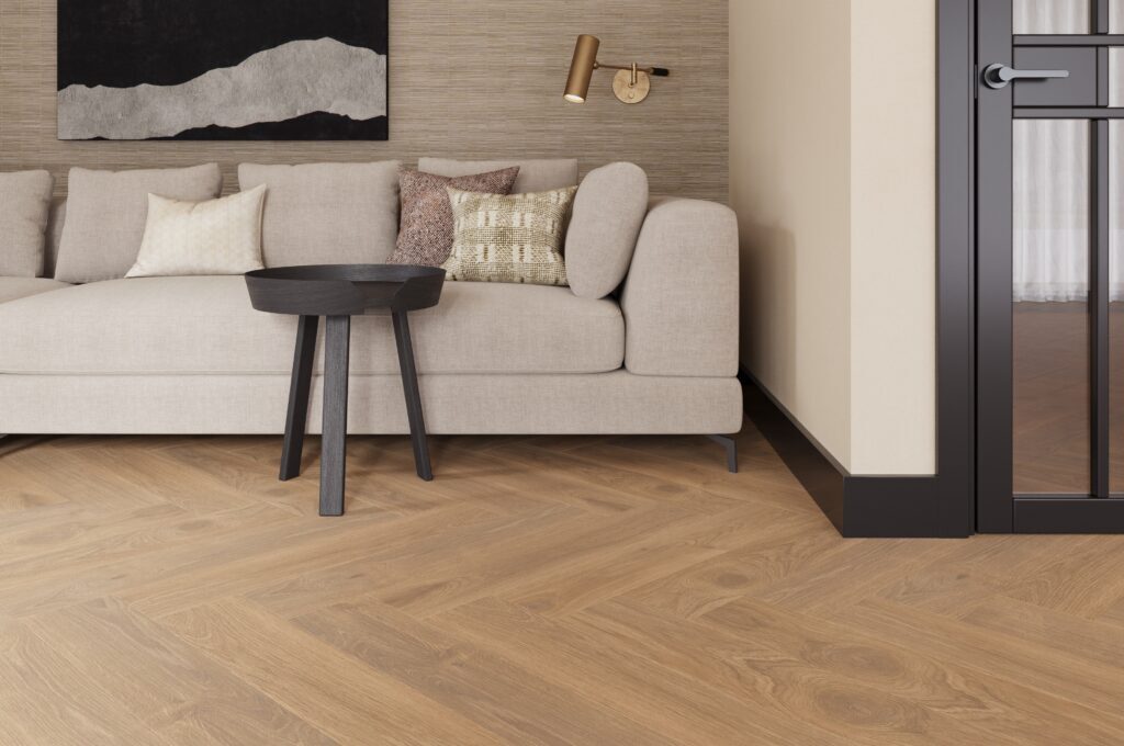 Castell Ultimate 890 Oak Cashew 292 plak PVC visgraat sfeerfoto met een ruimtelijk vloerbeeld