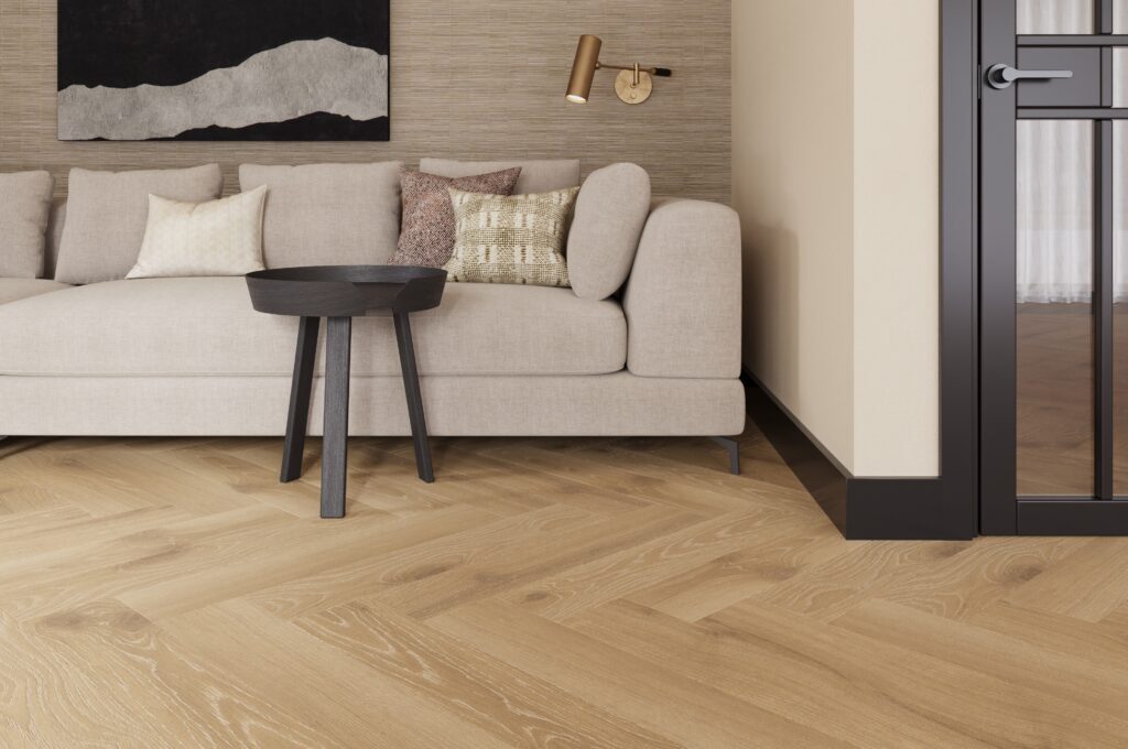 Castell Ultimate 890 Oak Cognac 293 plak PVC visgraat sfeerfoto in een modern interieur