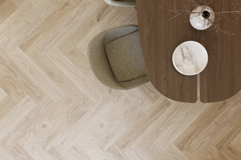 Castell Ultimate 890 Oak Pear 291 plak PVC visgraat close-up met zicht op structuur en kleurverloop