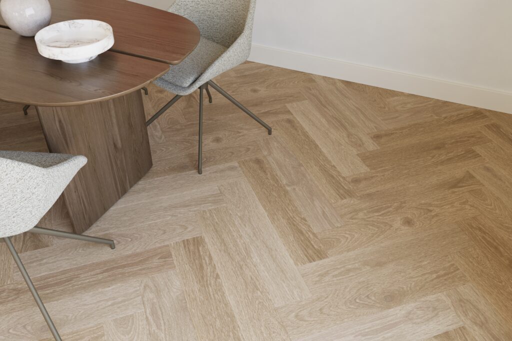 Castell Ultimate 890 Oak Pear 291 plak PVC visgraat sfeerbeeld in een eigentijds interieur