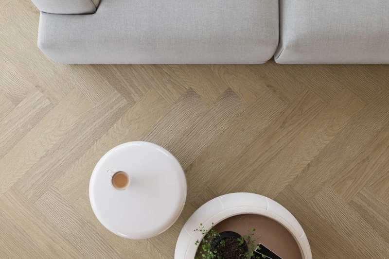 Castell Ultimate 890 Oak Wheat 296 plak PVC visgraat close-up met zicht op structuur en kleurverloop
