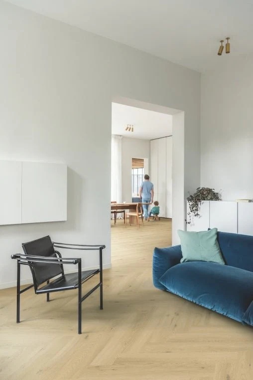 QuickStep Pristine Visgraat SGHBC20326 Ocean Bliss Naturel visgraat plak pvc in woonkamer sfeerfoto